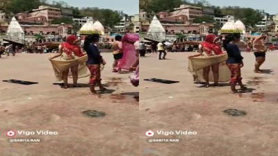Public Placelil Padavadaiyai Thukki Thodaiyai Kattum Video