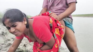 Indian cheating housewife fucked old friend outdoor